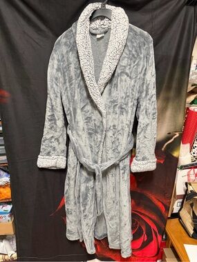 Secret Treasures Gray Plush Sherpa Robe